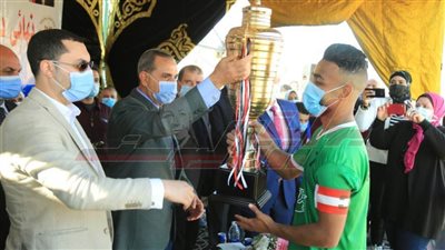 نور الدين يسلم ميداليات للمراكز الثلاثة بدوري مراكز شباب كفر الشيخ