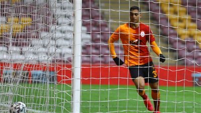 مصطفى محمد يشكر زميله بعد لقطة تنظيفه للأرض