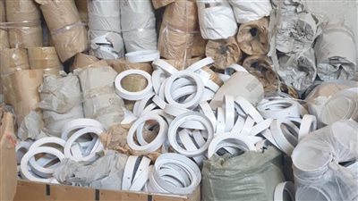 ضبط مصنعين لإنتاج لمبات الكهرباء والملامين بدون ترخيص بالمنصورة