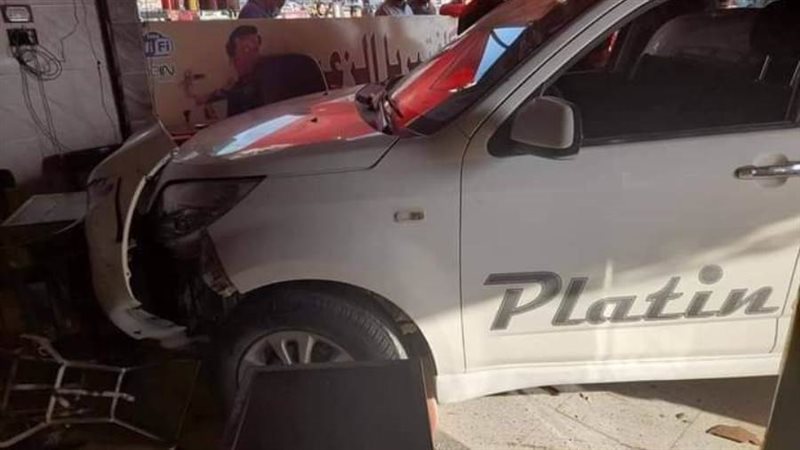 سيارة تقتحم مقهي