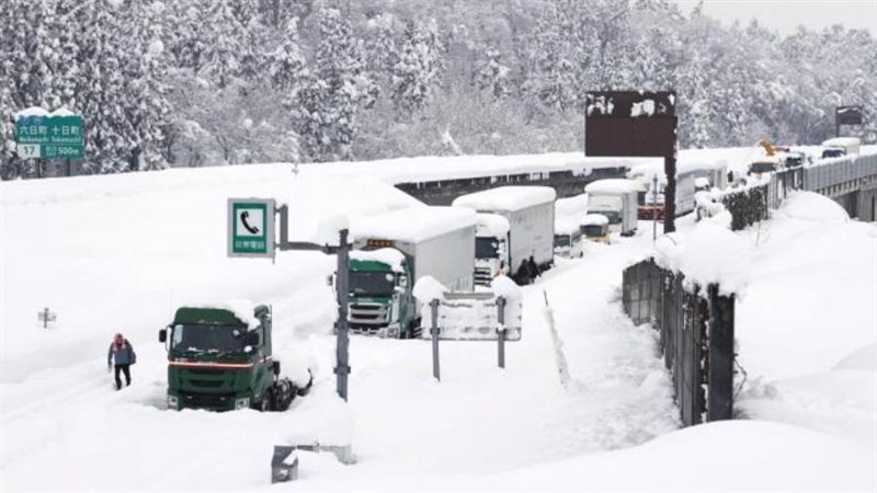 عاصفة ثلجية شديدة