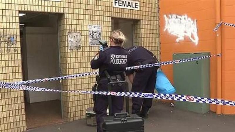 الشرطة تفحص المرحاض