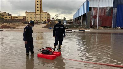 فرق وأطقم الأزمات تواصل العمل للحد من آثار موجة الأمطار بالبحيرة.. (صور)
