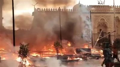 المعاينة: سرعة الرياح ساهمت فى التهام النيران لمنفذ الفاكهة والسلع الغذائية بجوار مسجد السيدة زينب