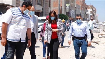 محافظ دمياط تتفقد أعمال رصف طريق المزارع بتكلفة 2.5 مليون جنيه