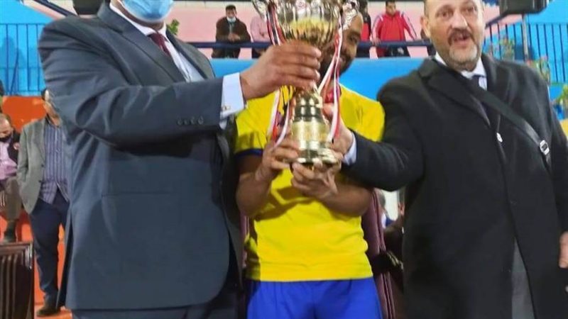 تسليم الكأس لمركز