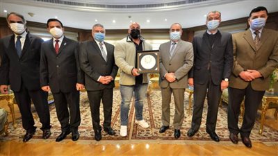 وزير الطيران المدني يستقبل البطل العالمي بيج رامي