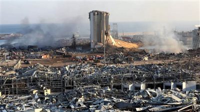 تظاهر عائلات لضحايا انفجار ميناء بيروت احتجاجا على تنحية قاضي التحقيق