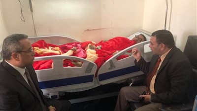 وزير الزراعة يطمئن على طبيب بيطري أصيب في حملة تحصين الماشية بالفيوم
