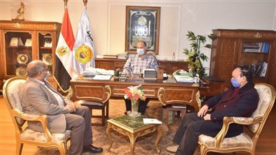 محافظ أسيوط يلتقي مسؤولي جهاز التعمير لمناقشة المسح الشامل للقرى المستهدفة بـ7 مراكز