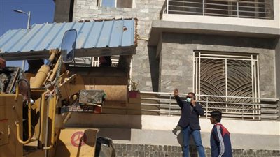 إزالة ٤ حالات تعدٍّ علي المسطحات الخضراء.. وإيقاف التعامل على ٣٦ وحدة سكنية بالشروق
