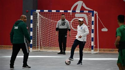 وزير الشباب يشارك في مباراة استعراضية بالمهرجان المتكامل لاتحاد مراكز الشباب.. (صور)