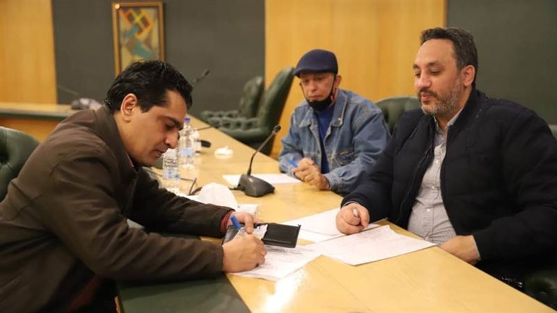 الكاتب الصحفى أيمن