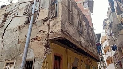 حفاظاً على أمن وسلامة المارة.. إزالة عقار آيل للسقوط بدمنهور