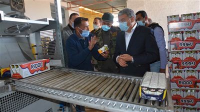محافظ المنيا يتفقد عددا من المصانع الصغيرة بقرى مركز سمالوط