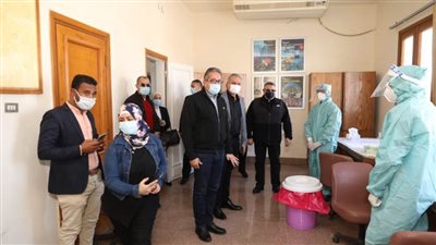 وزير السياحة والآثار ووزير الطيران يتفقدان موقع تحليل كورونا بالغردقة