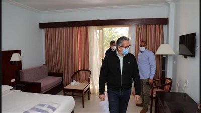 وزير السياحة والآثار يتفقد بعض المنشأت السياحية في مرسى علم