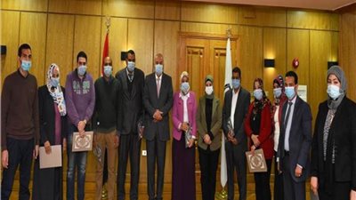 محافظ قنا يكرم أوائل الدورات التدريبية بمركز التنمية المحلية بسقارة