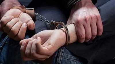 ضبط شخص وزوجته لقيامهما بانتحال صفة أطباء