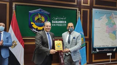 جامعة دمنهور تكرم نقيب الإعلاميين لدوره في ضبط المشهد الإعلامي
