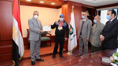 محافظ سوهاج يكرم لاعبي نادي 