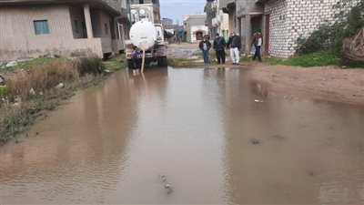 رفع مياه الأمطار من الشوارع وتوقف حركة الملاحة بكفر الشيخ