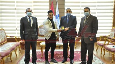 رئيس جامعة كفرالشيخ يكرم الطالب أحمد البرقي 