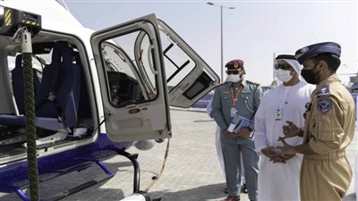 وزير الداخلية الإماراتي يزور معرض الدفاع البحري 
