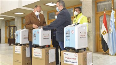 محافظ أسيوط يشهد تسليم 4 أجهزة مولدات أكسجين مقدمة من شركة سيمكس للقطاع الصحي