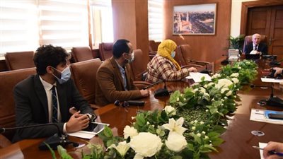محافظ بورسعيد يتابع سير العمل بوحدة السكان مع وفد وزارة التنمية المحلية