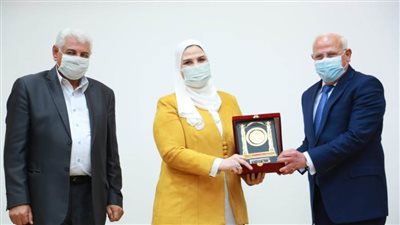 محافظ بورسعيد يكرم وزيرة التضامن الاجتماعي ويهديها درع المحافظة