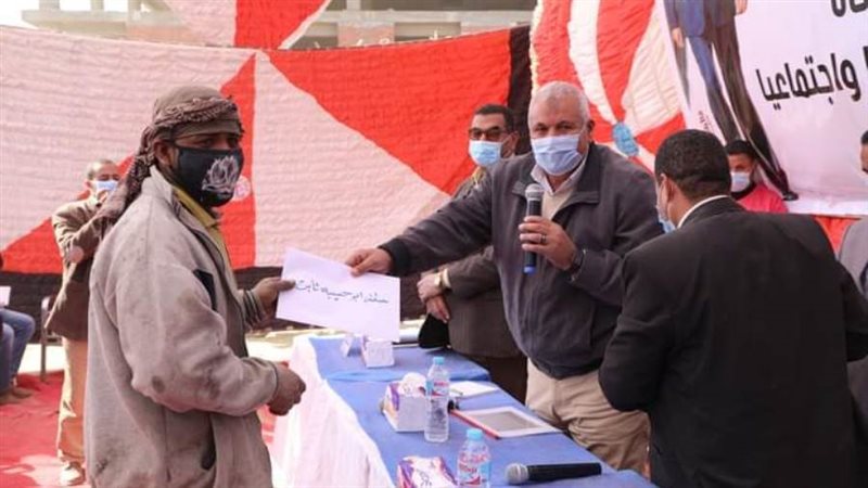 محافظ الوادى يسلم