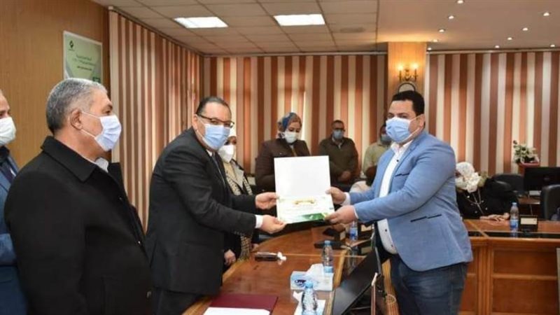 المحافظ اثناء تكريم