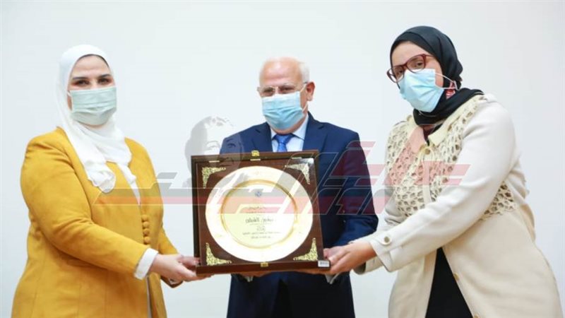 محافظ بورسعيد وزيرة