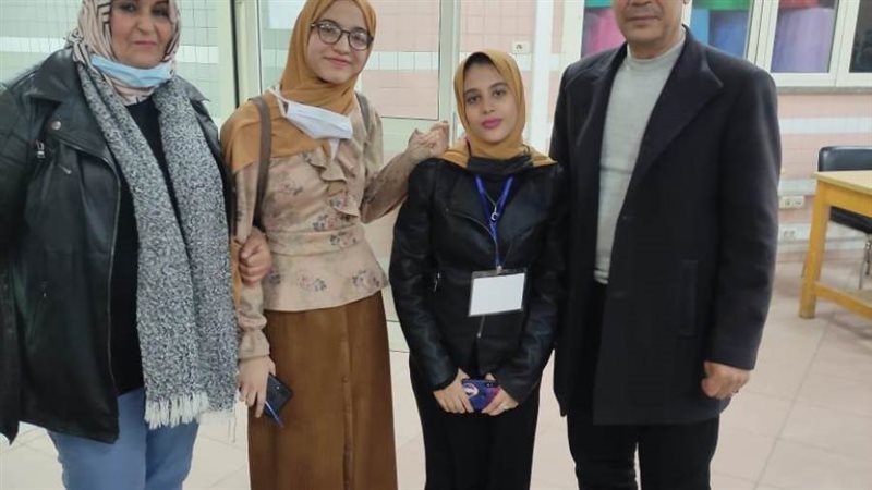 الطالبة الفائزة بالمسابقة