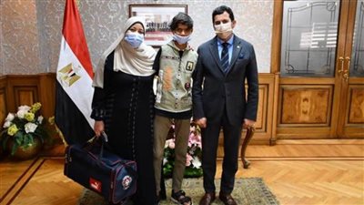 وزير الشباب يكرم الطفل إبراهيم محيسن ويمنحه شنطة ملابس رياضية
