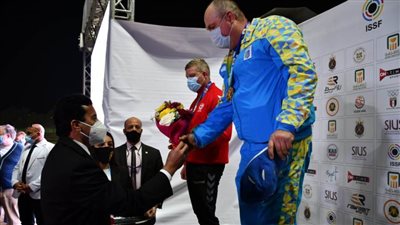 وزير الرياضة ورئيس الاتحاد الدولي للرماية يشهدان نهائي فردي الاسكيت بكأس العالم