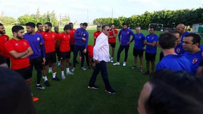 رئيس الأهلي يجتمع مع الجهاز الفني واللاعبين