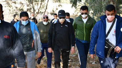 وزير الرياضة في زيارة مفاجئة لمركز شباب القصر بالواحات البحرية