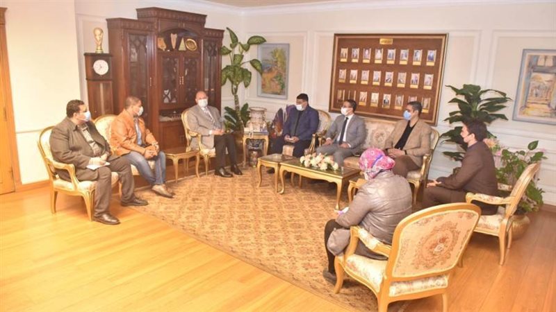 محافظ أسيوط يلتقي