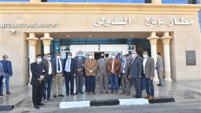وزير الطيران المدني يسلم مطار سوهاج الدولي  شهادة الاعتماد الصحى للسفر الآمن 