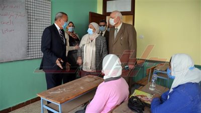محافظ القليوبية يتفقد لجان امتحان الفصل الدراسي الأول بعدد من مدارس مدينة بنها