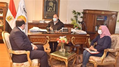 محافظ أسيوط يلتقي رئيس مجلس إدارة مصنع سيكو لإنتاج الهواتف