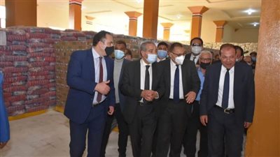 وزير التموين ومحافظ الشرقية يتابعان انتظام العمل بدلتا ماركت ومخزن بأبو كبير 