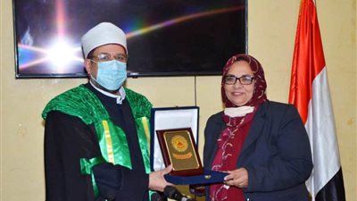 عميدة معهد الدراسات والبحوث البيئية بجامعة عين شمس تهدي وزير الأوقاف درع المعهد