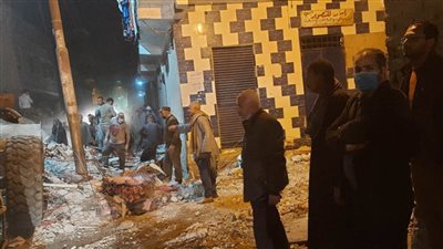 نائب محافظ أسيوط والسكرتير العام يتفقدان المنزل المنهار بمركز الفتح 