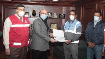 تكريم طاقم إسعاف ببني سويف بشهادات تقدير 