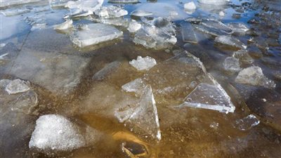  انكسر الجليد تحت فتاتين.. نهاية مأساوية