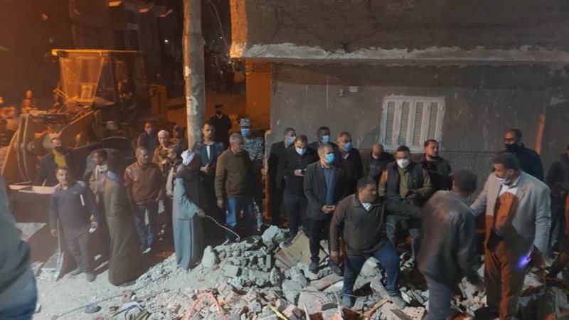 جانب من رفع الانقاض