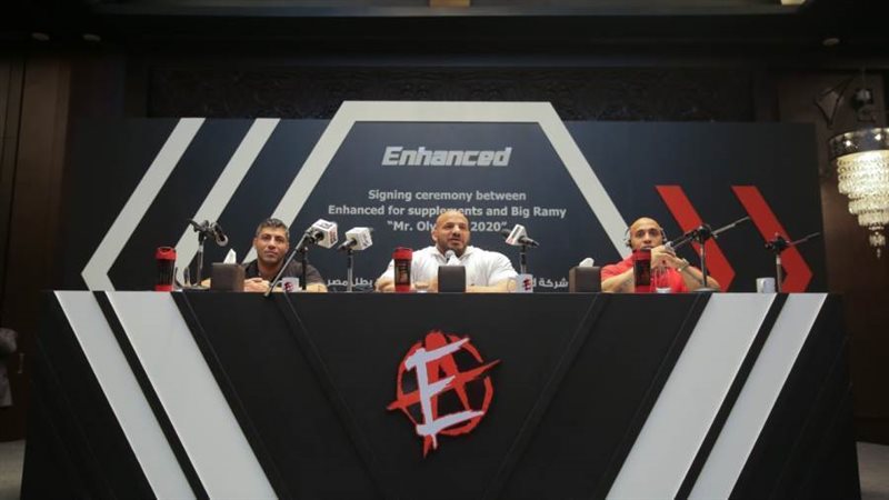 بيج رامى أثناء التوقيع